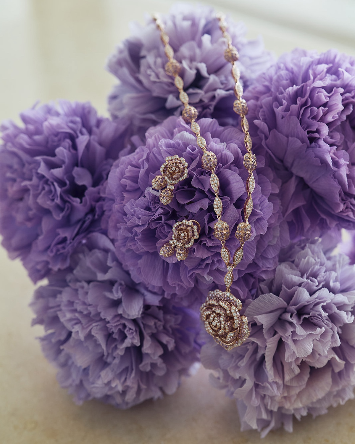 Eve Gay de Stoned Fine Jewelry nous parle d'Héritage, de Pivoines et de Tenues de Mariage Extraordinaires