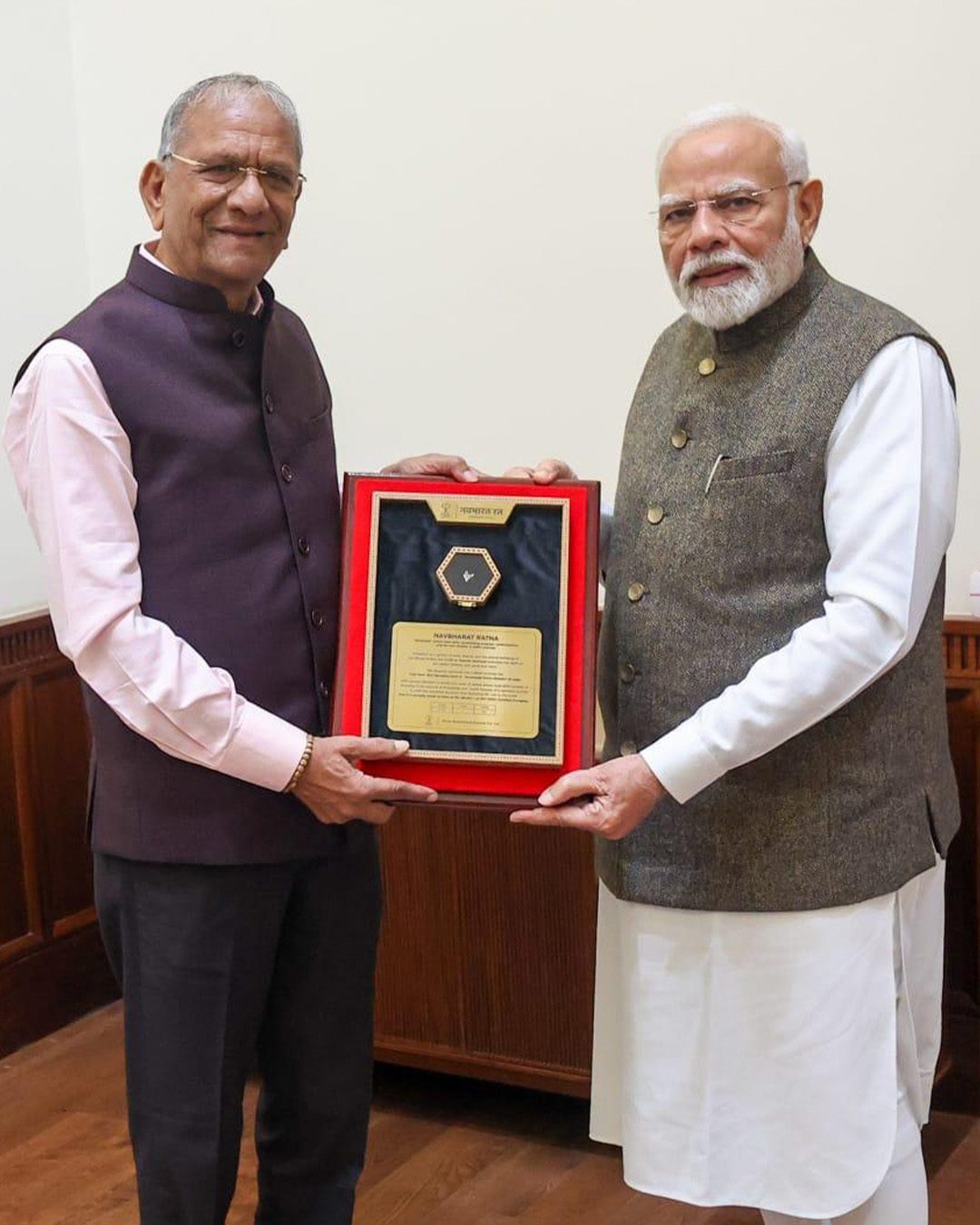 Shri Govind Dholakia thanking the Prime Minister for recognizing his team.