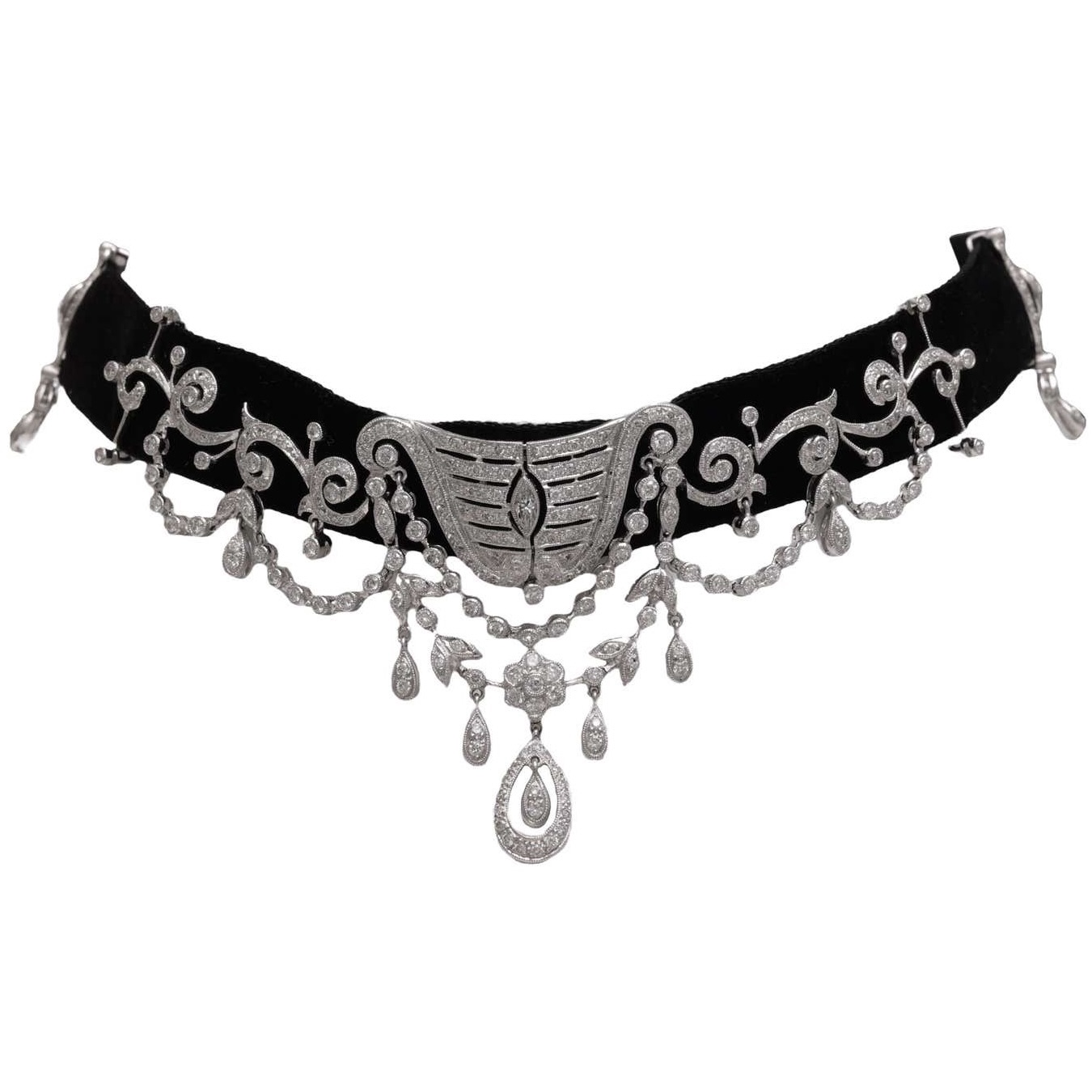 The Diamond Choker Craze Isn’t Going Anywhere