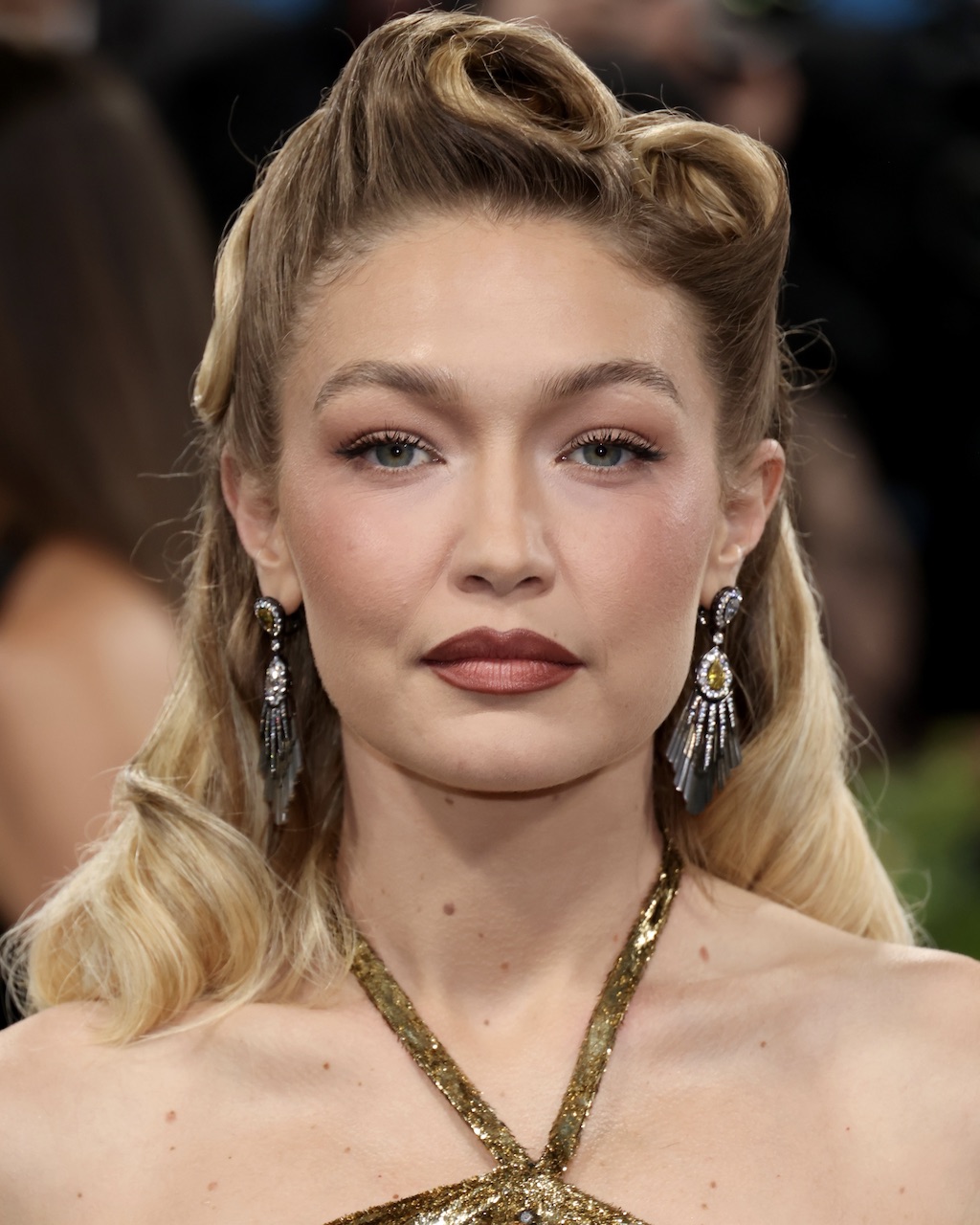 Sydney Sweeney at the 2025 Met Gala in Miu Miu, wearing De Beers diamond earrings and rings