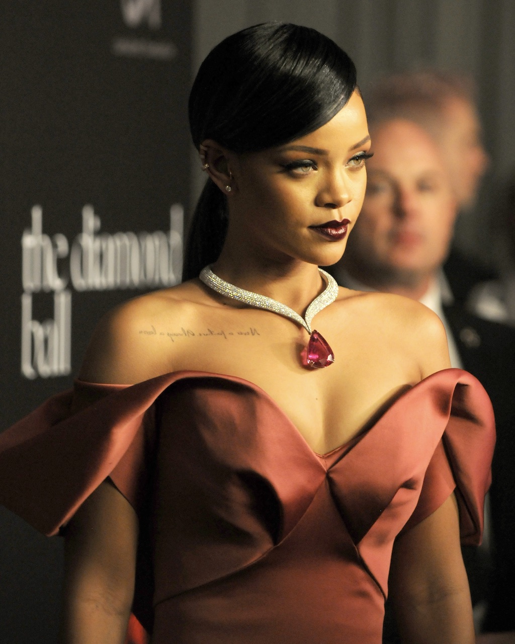 Rihanna attends the 2014 Diamond Balll, wearing a diamond Chopard necklace