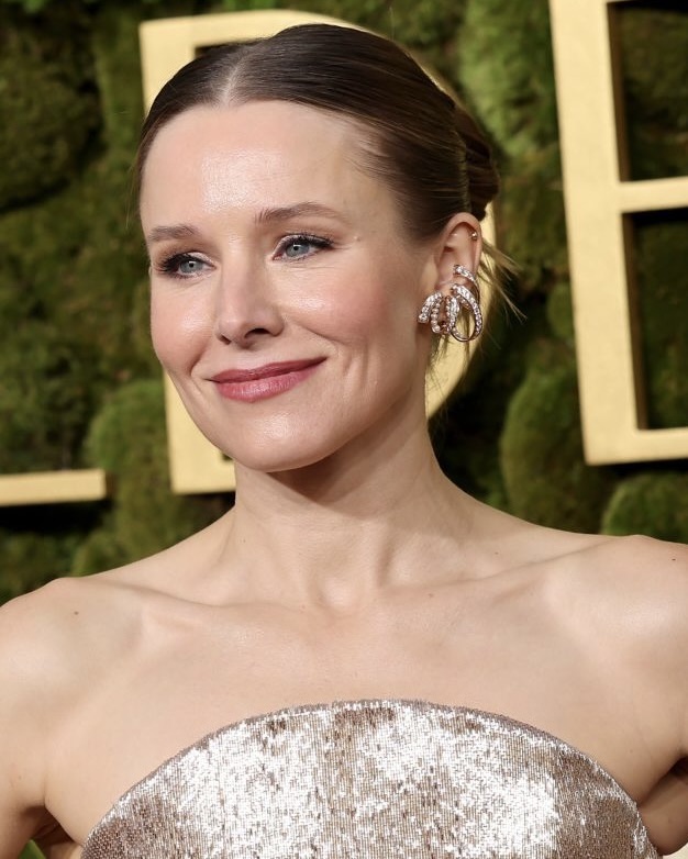 Kristen Bell wore a Reza’s diamond earscape at the 2025 Golden Globe Awards.