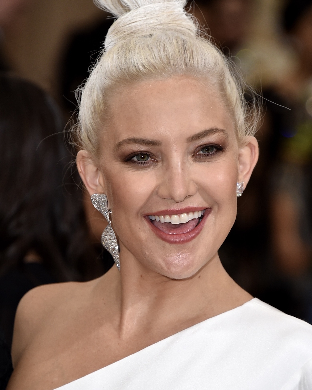 Kate Hudson mismatched earrings Met gala 