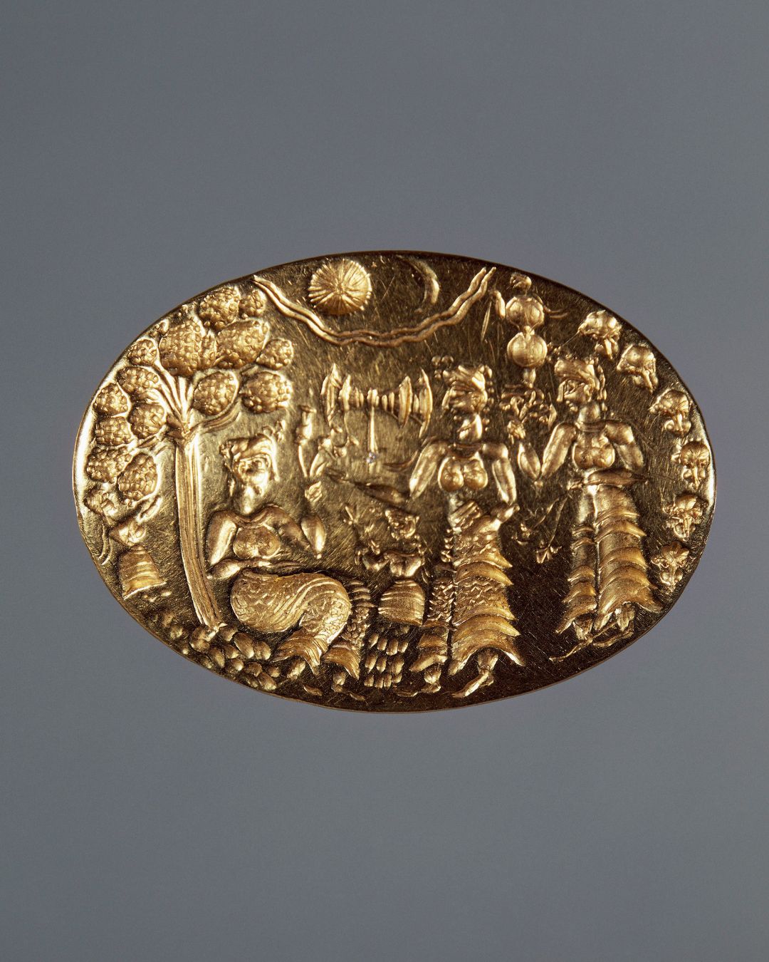 Why the Signet Ring Is the Perfect Unisex Accent Piece 3 A gold signet ring from ancient Greek civilization with worship scene, female figures, landscape, sun and moon