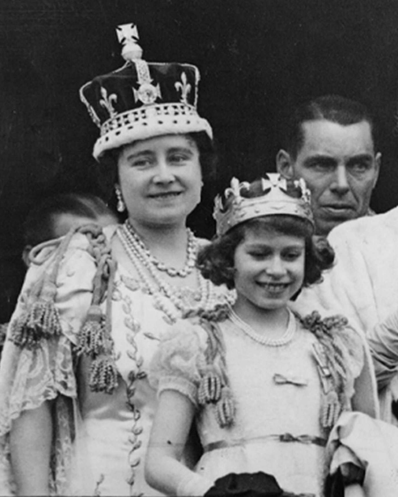 Queen Elizabeth (later known as the Queen Mother) wears Queen Mary's Crown featuring the Koh-i-Noor diamond on the Buckingham Palace balcony on the day of King George VI Coronation on May 12, 1937. (© Fox Photos / Stringer via Getty images)