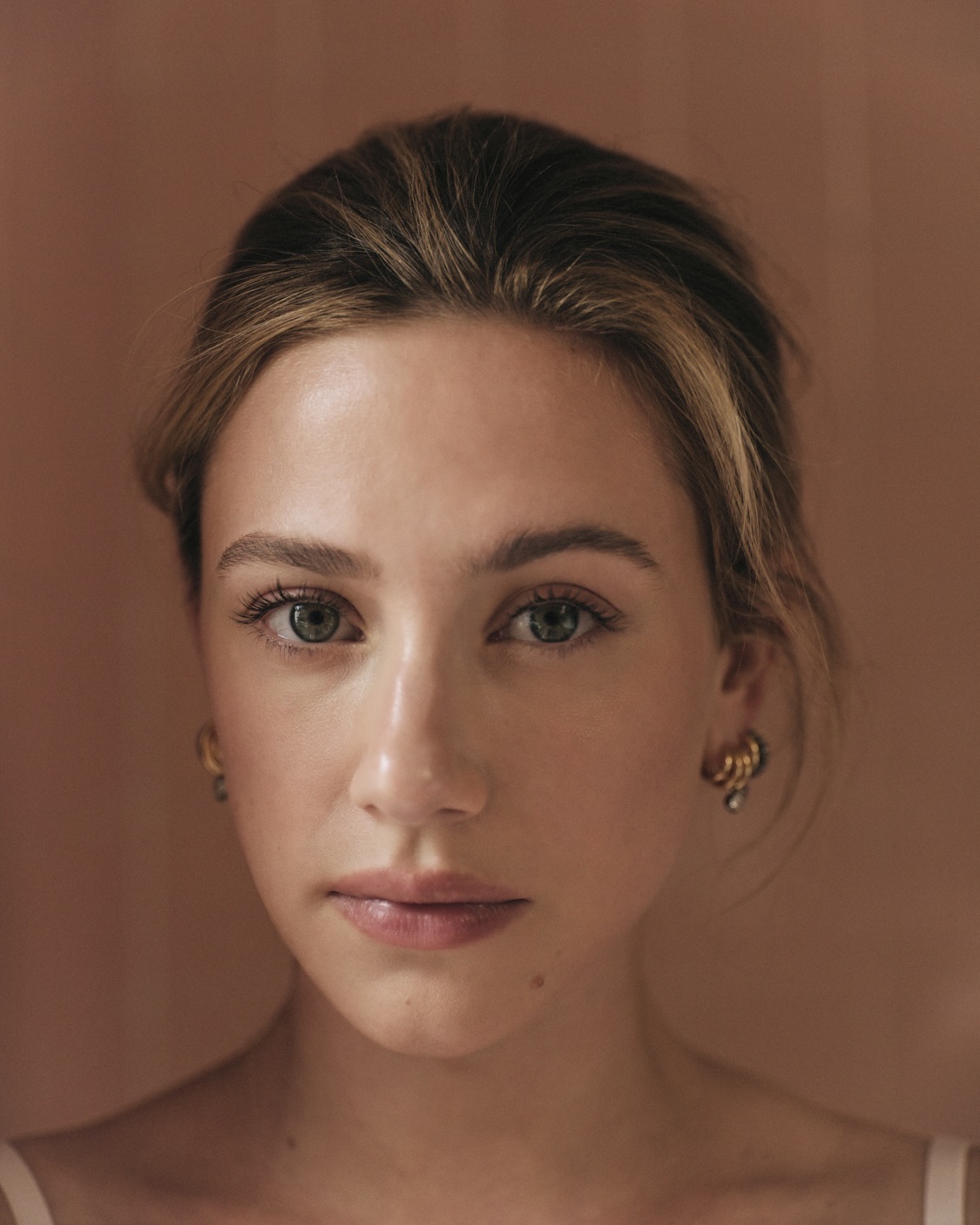 Lili Reinhart's Balancing Act 3 Riverdale actress Lili Reinhart shines in diamond jewelry