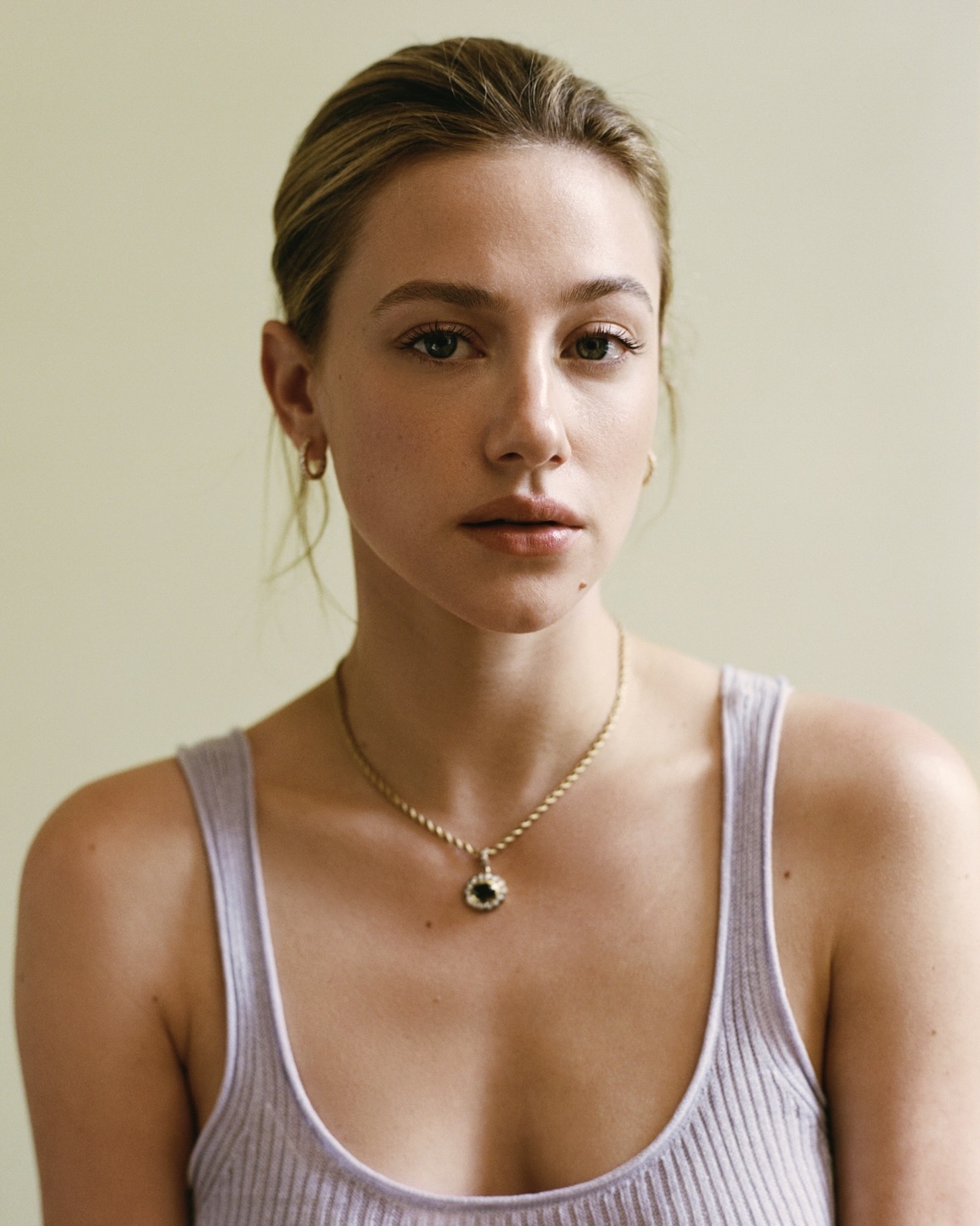 Lili Reinhart's Balancing Act 8 Riverdale actress Lili Reinhart shines in diamond jewelry