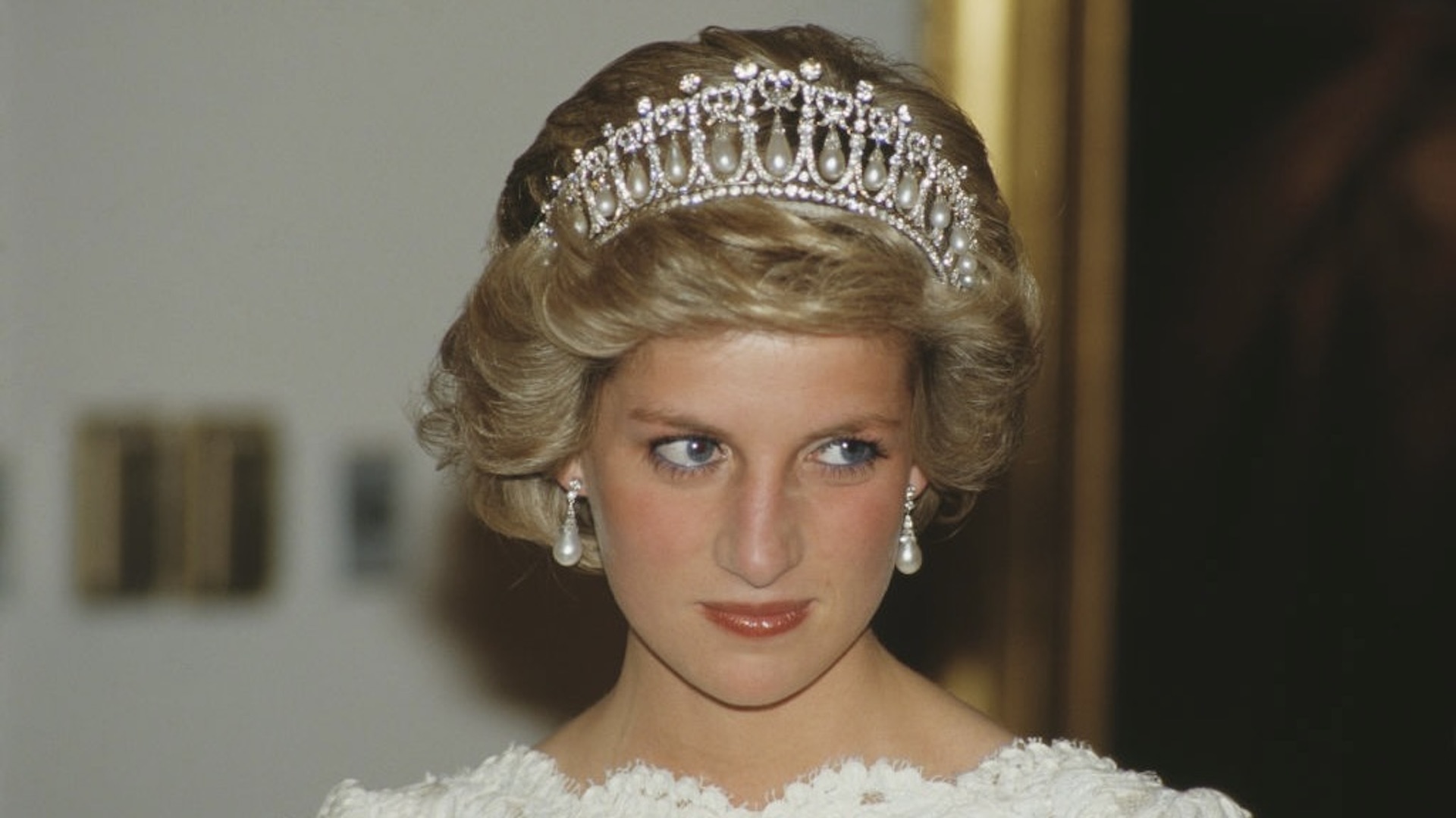 The Royal History of The Cambridge Lover's Knot Tiara 1 Princess Diana wears the pearl and diamond Cambridge Lover's Knot Tiara at the British Embassy in Washington, DC, November 1985.