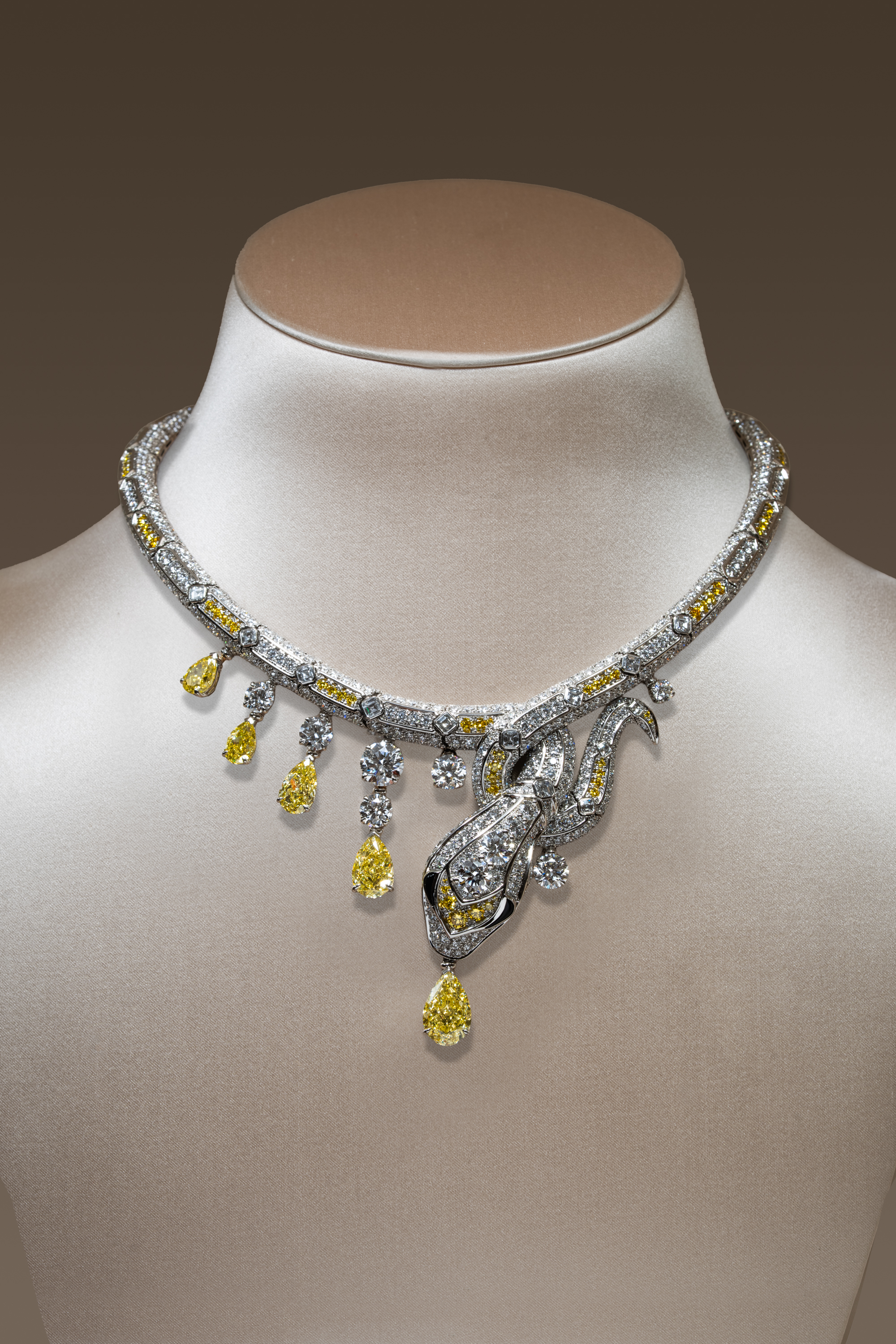 Yellow pendant diamond necklace