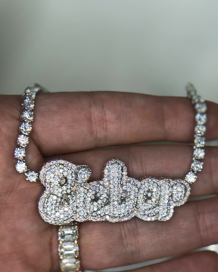 Hailey Bieber's diamond bubble letter "Bieber" nameplate necklace. (Instagram: @eliantte)