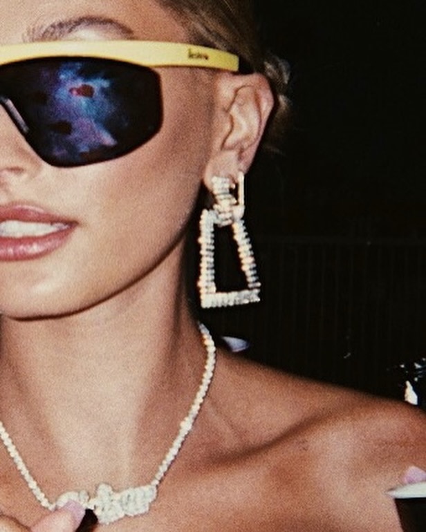 Hailey Bieber wears her diamond "Bieber" nameplate necklace to Coachella in 2019. (Instagram: @haileybieber)