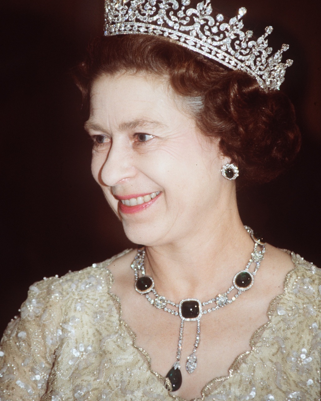 Queen Elizabeth II wears the Cullinan VII – The Marquise Pendant of the Delhi Durbar Necklace at a banquet with The Girls Of Great Britain And Ireland Diamond Tiara. 
