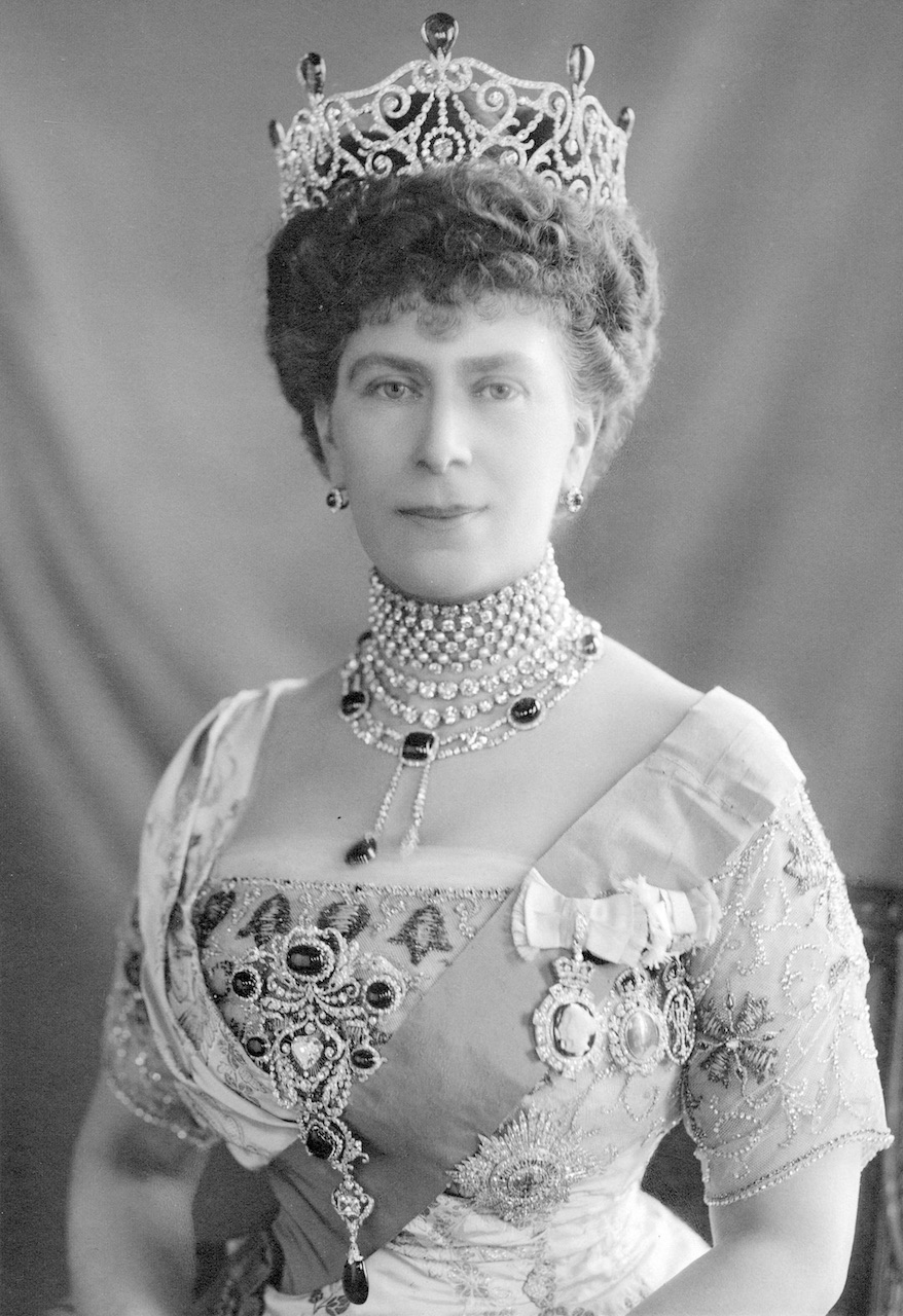 Queen Mary wearing the Delhi Durbar tiara, the Dehli Durbar necklace including the Cullinan VII – The Marquise Pendant and stomacher, including the Cullinan V – Heart of the Delhi Durbar Brooch, the Cullinan VIII – The Cushion Brooch. (W. & D. Downey/ Pubilc Domain via Wikimedia Commons)