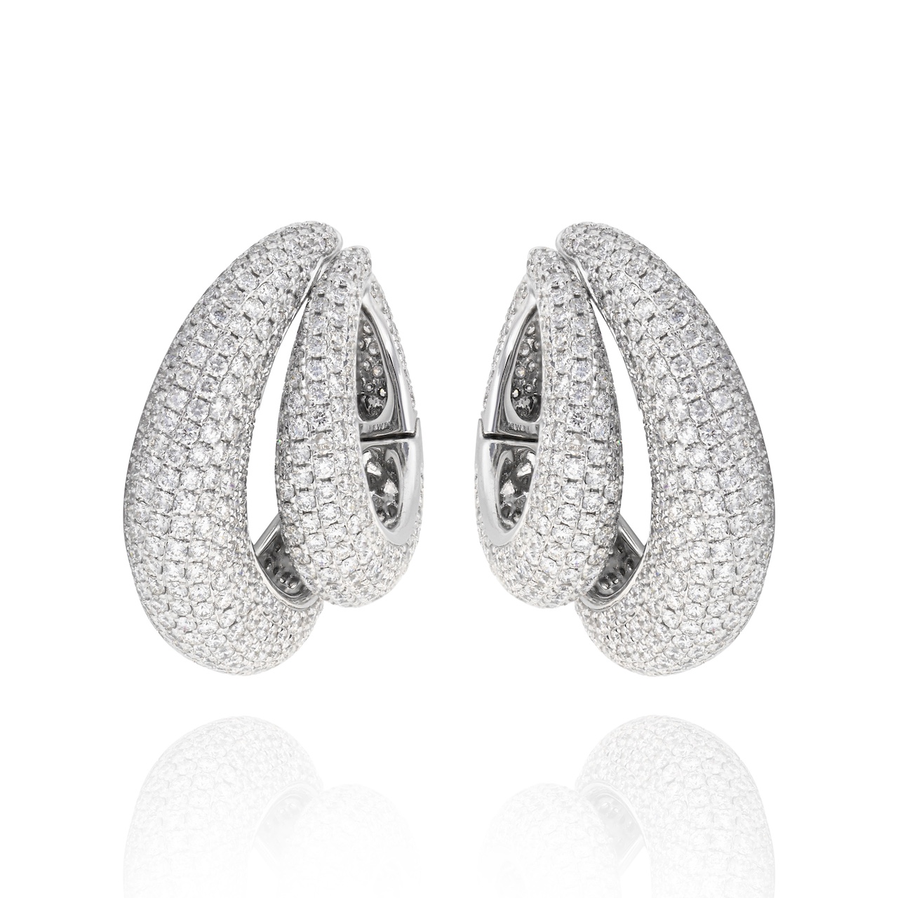 Pavé Diamonds: A Second Skin of Endless Sparkle & Craftmanship
