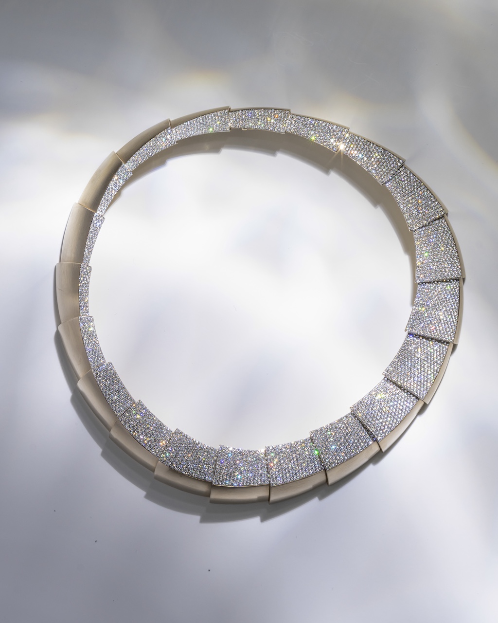 Pave diamonds necklace Vhernier.