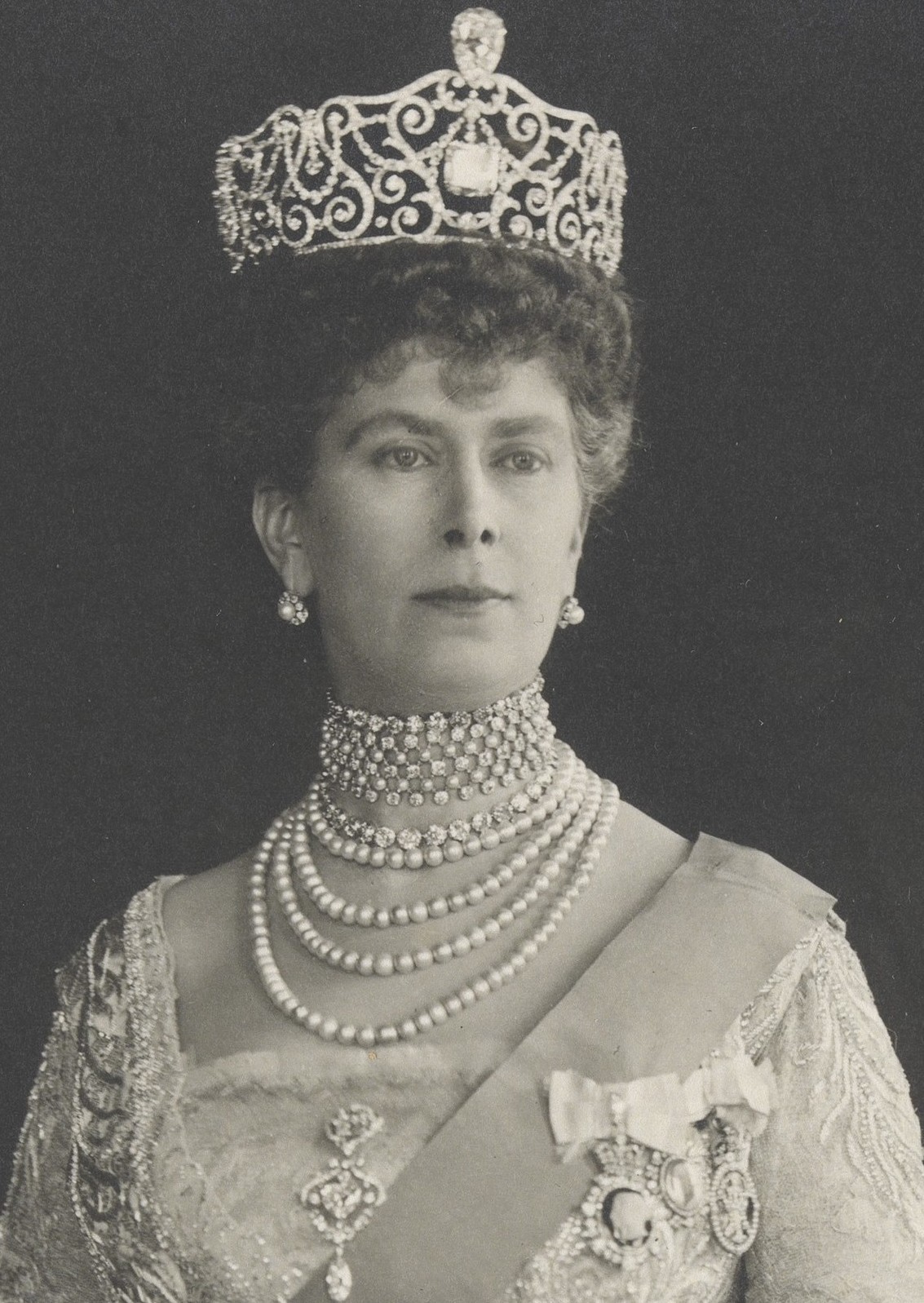 Queen Mary (May of Teck) standing, wearing the Delhi Durbar Tiara, including the Cullinan III (top) and Cullinan IV (center) diamonds. The Delhi Durbar Tiara was created in 1911 and modified to accommodate the Cullinan stones in 1912. (Wikimedia Commons/ Public Domain)