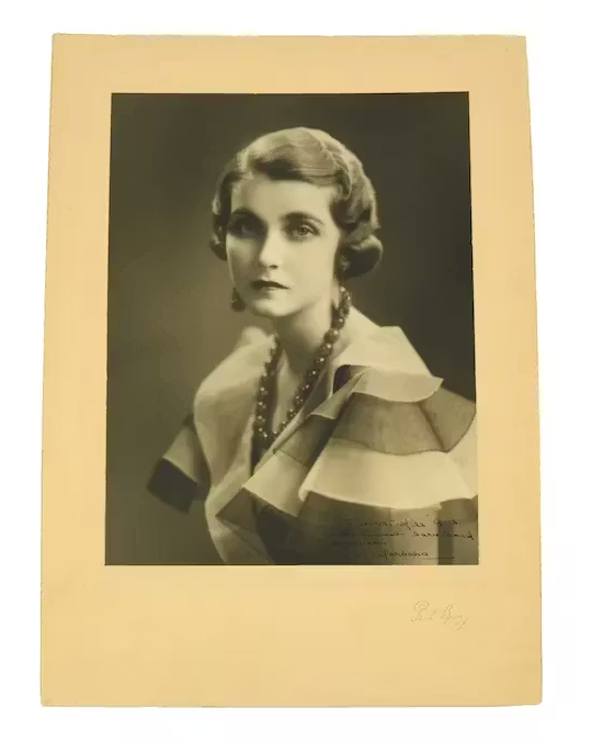Barbara Hutton wears the Cartier jadeite bead necklace. (Kaplans Auktioner)