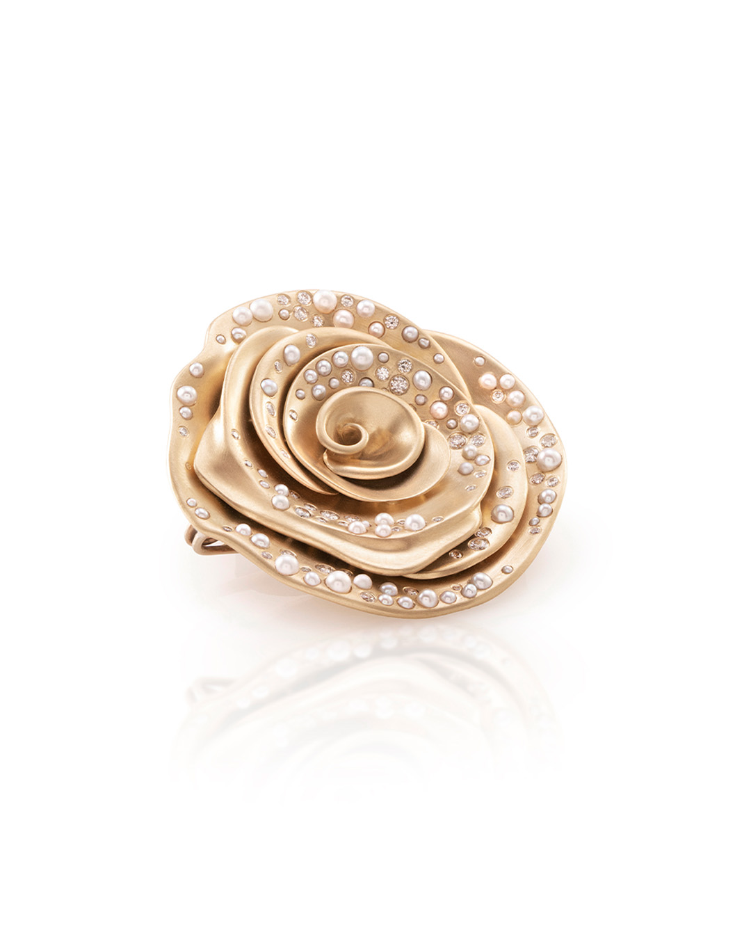 Gold rose-shaped natural diamond brooch