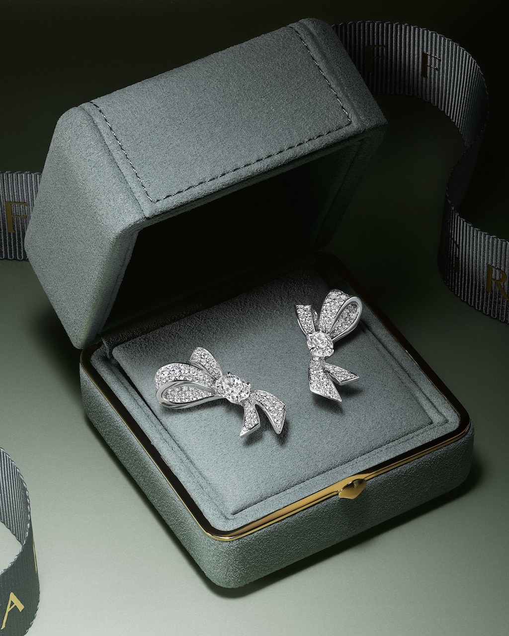 Dainty Diamond Bows Are the Perfect Holiday Accessory 8 Dainty Diamond Bows Are the Perfect Holiday Accessory