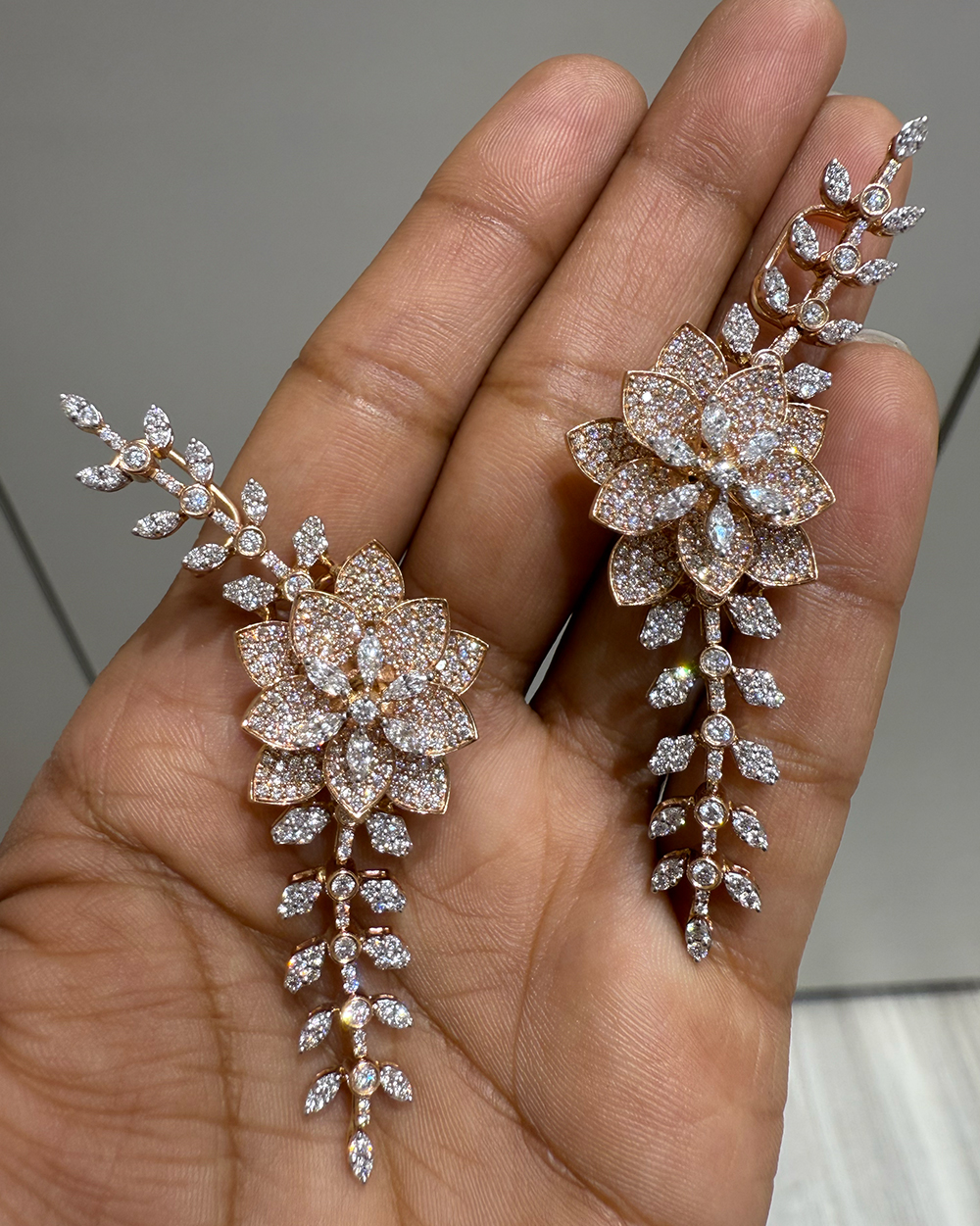 Flower shaped diamond earring