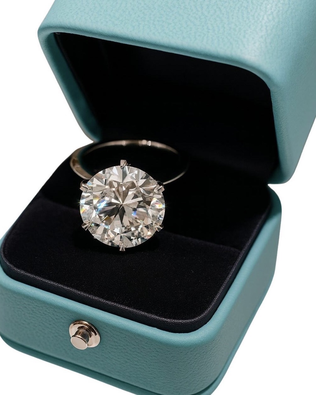Everything to Know About How to Sell a Diamond 7 How to Sell a Diamond: Round Diamond Enagement Ring (Courtesy of 1stDibs)