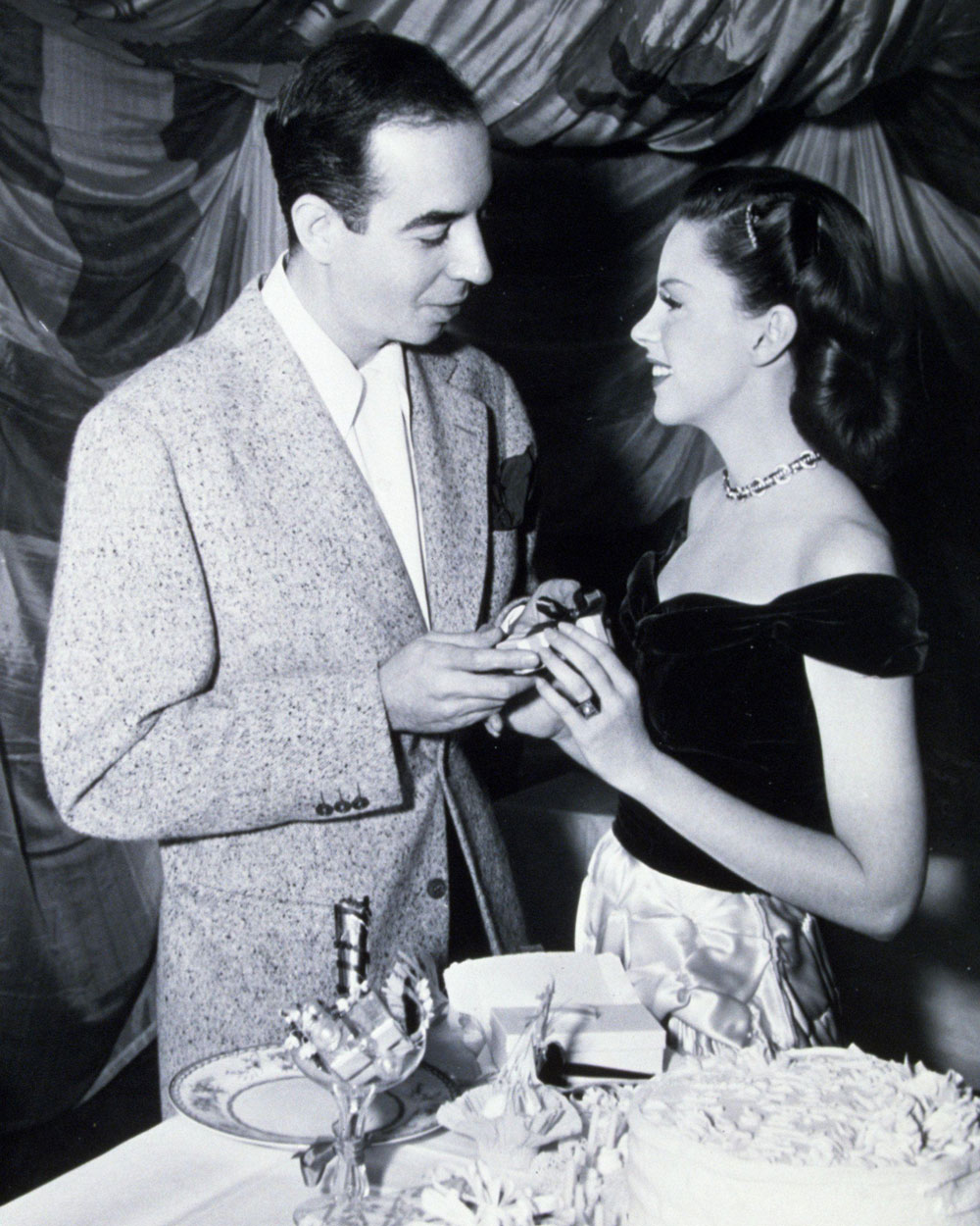 What Judy Garland’s Engagement Rings Reveal About Her Life, Image and Eras 4 Judy Garland and Vincente Minnelli on the set of The Harvey Girls in 1945. (Alamy)