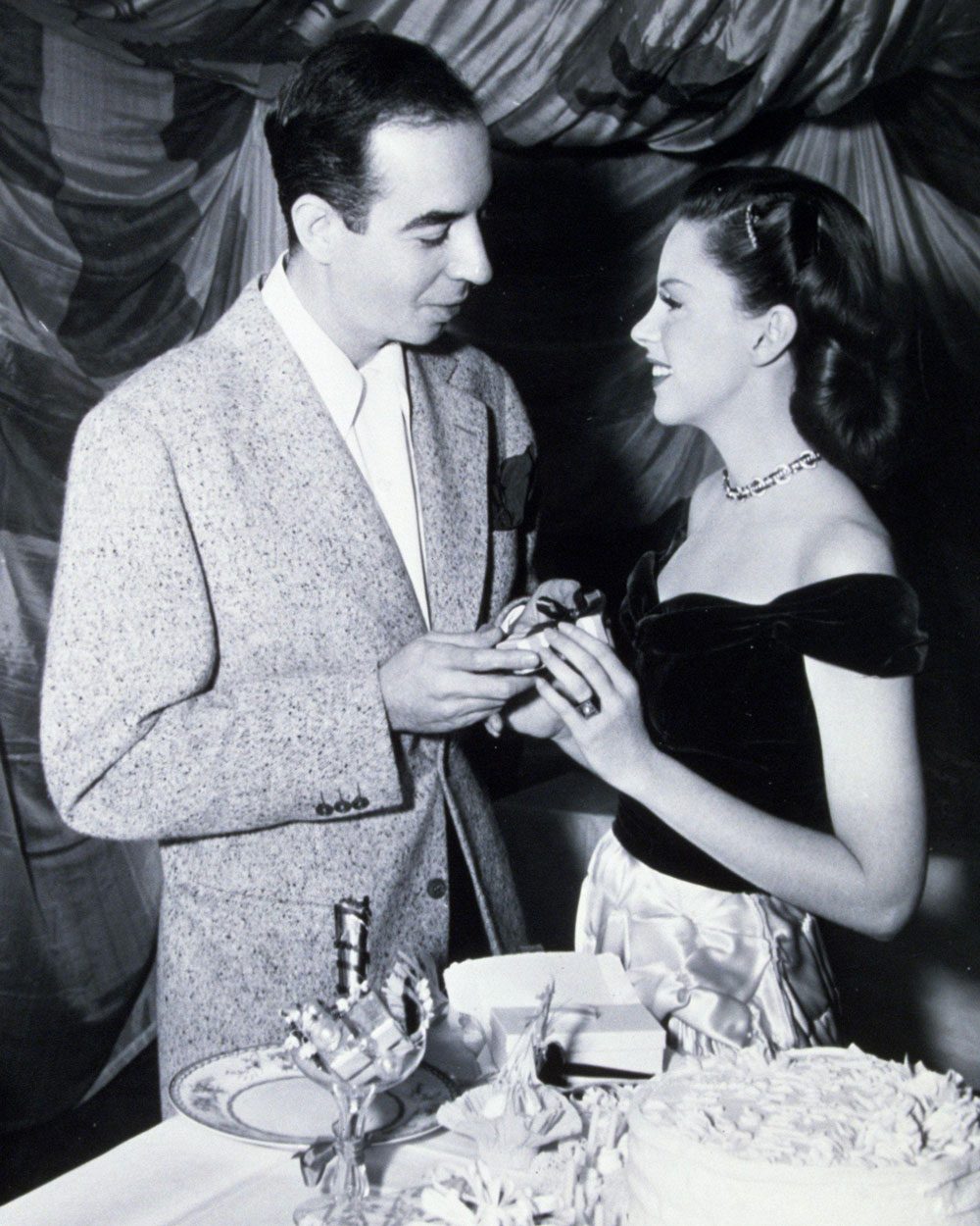 Judy Garland and Vincente Minnelli on the set of The Harvey Girls in 1945. (Alamy)
