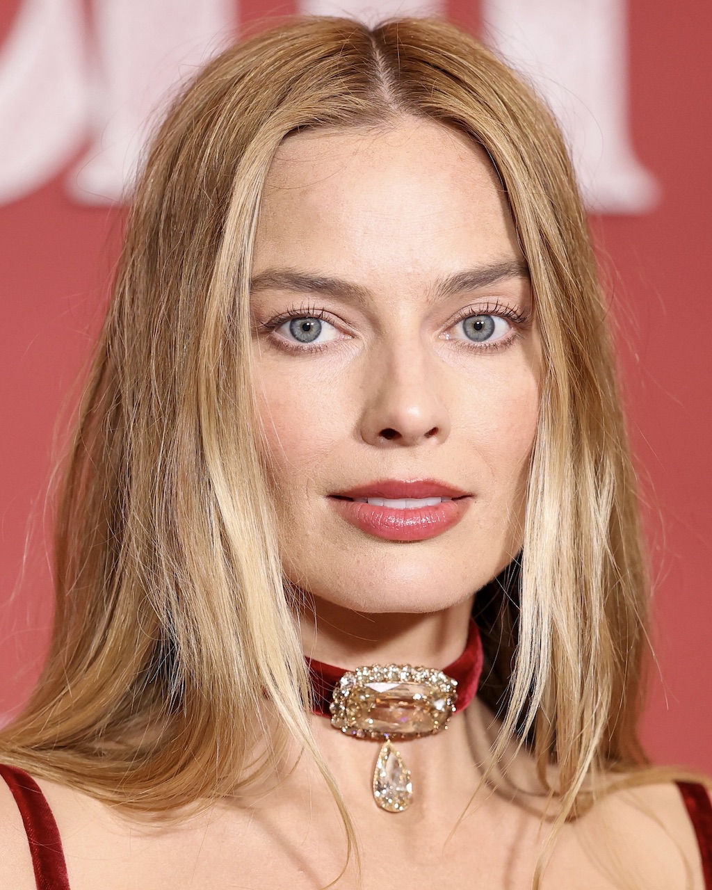 Margot Robbie Wore Lorraine Schwartz Jewelry to the Wuthering Heights Photocall