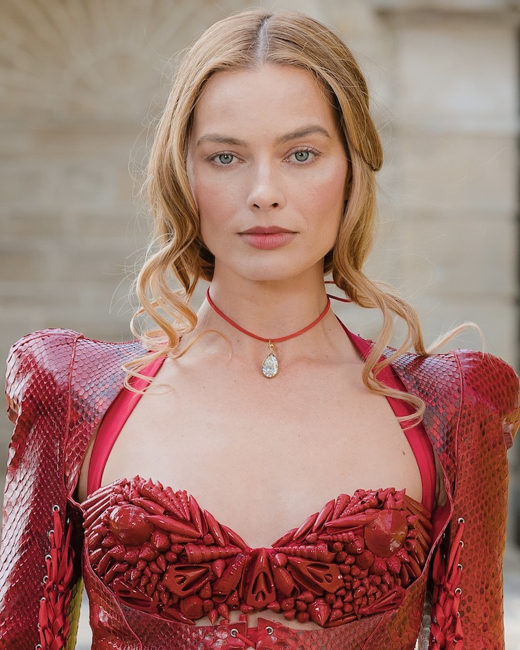 Margot Robbie wore a Jessica McCormack pear-shaped diamond pendant to the "Wuthering Heights" Junket Photocall at Greystone Mansion on January 28, 2026. (Getty Images)