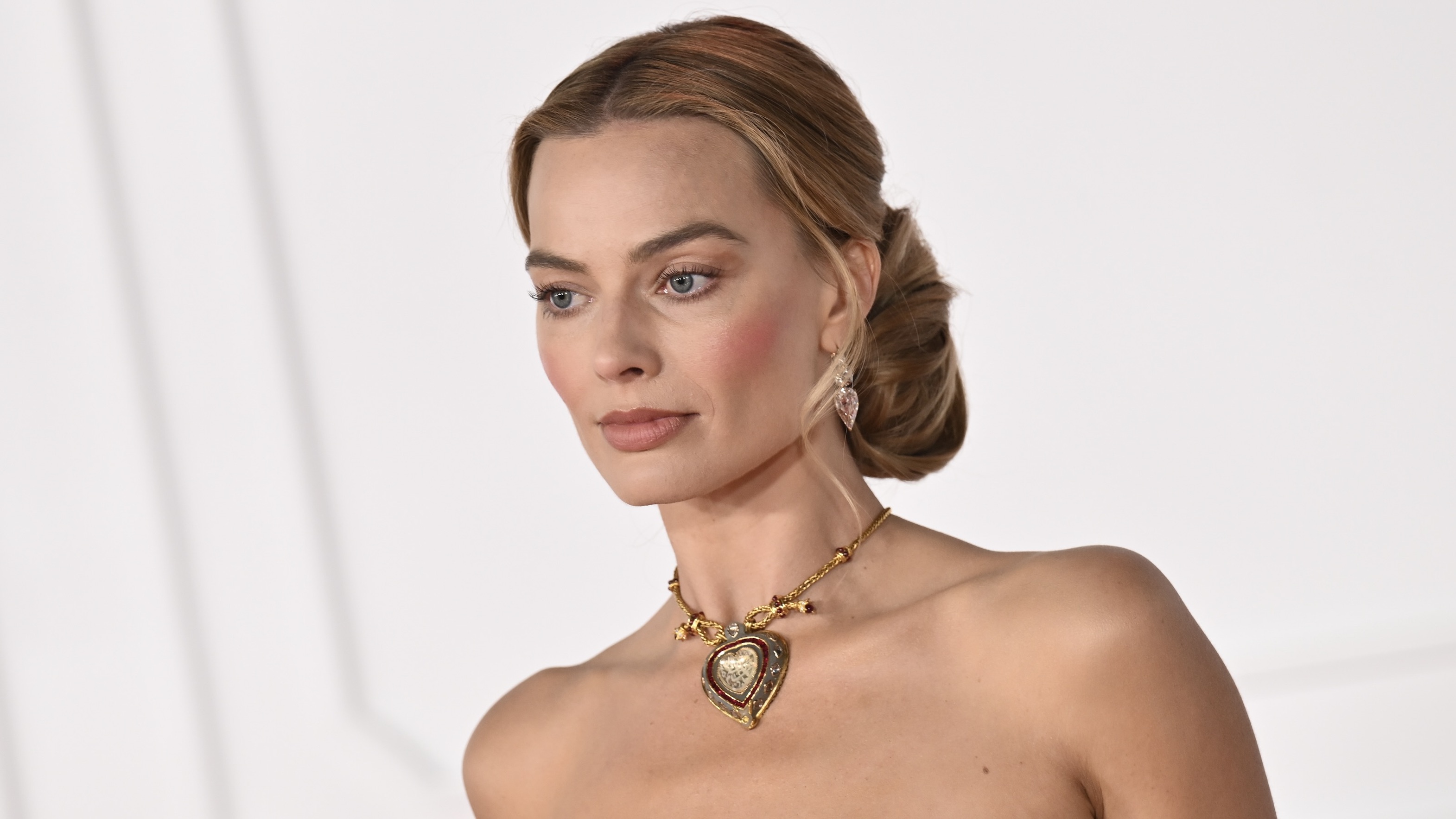 Margot Robbie Wore Elizabeth Taylor's Taj Mahal Diamond pendant necklace to the Wuthering Heights premiere