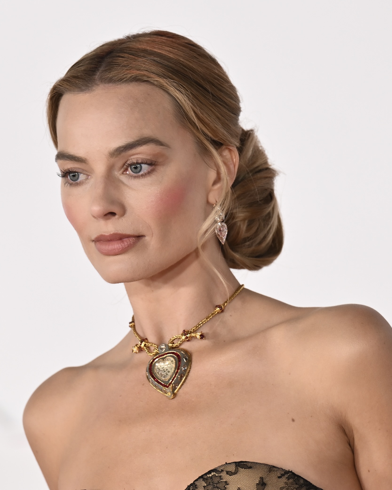Margot Robbie Wore Elizabeth Taylor's Taj Mahal Diamond pendant necklace to the Wuthering Heights premiere
