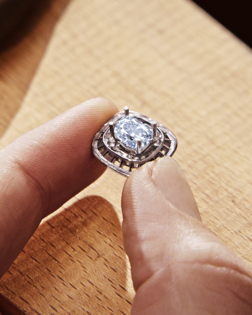 Fancy Intense Blue diamond at the center of De Beers' Echo necklace from the Vibrations collection