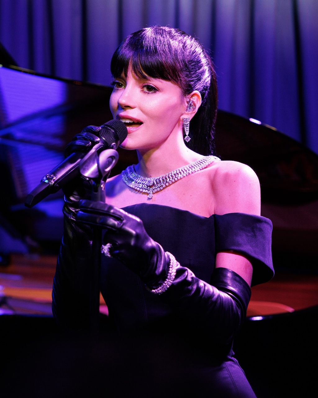 Lily Allen wears De Beers High Jewelry while performing at the brand's Paris Haute Couture after-party.