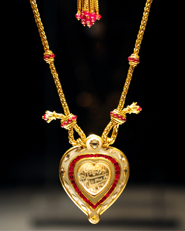 Margot Robbie Wore Elizabeth Taylor's Taj Mahal Diamond pendant necklace to the Wuthering Heights premiere