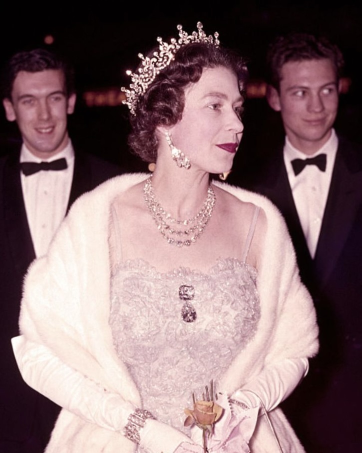 Queen Elizabeth II wears the Cullinan diamond Granny's Chips brooch at Her Majesty's Theatre in London on February 7, 1962. (Getty Images)