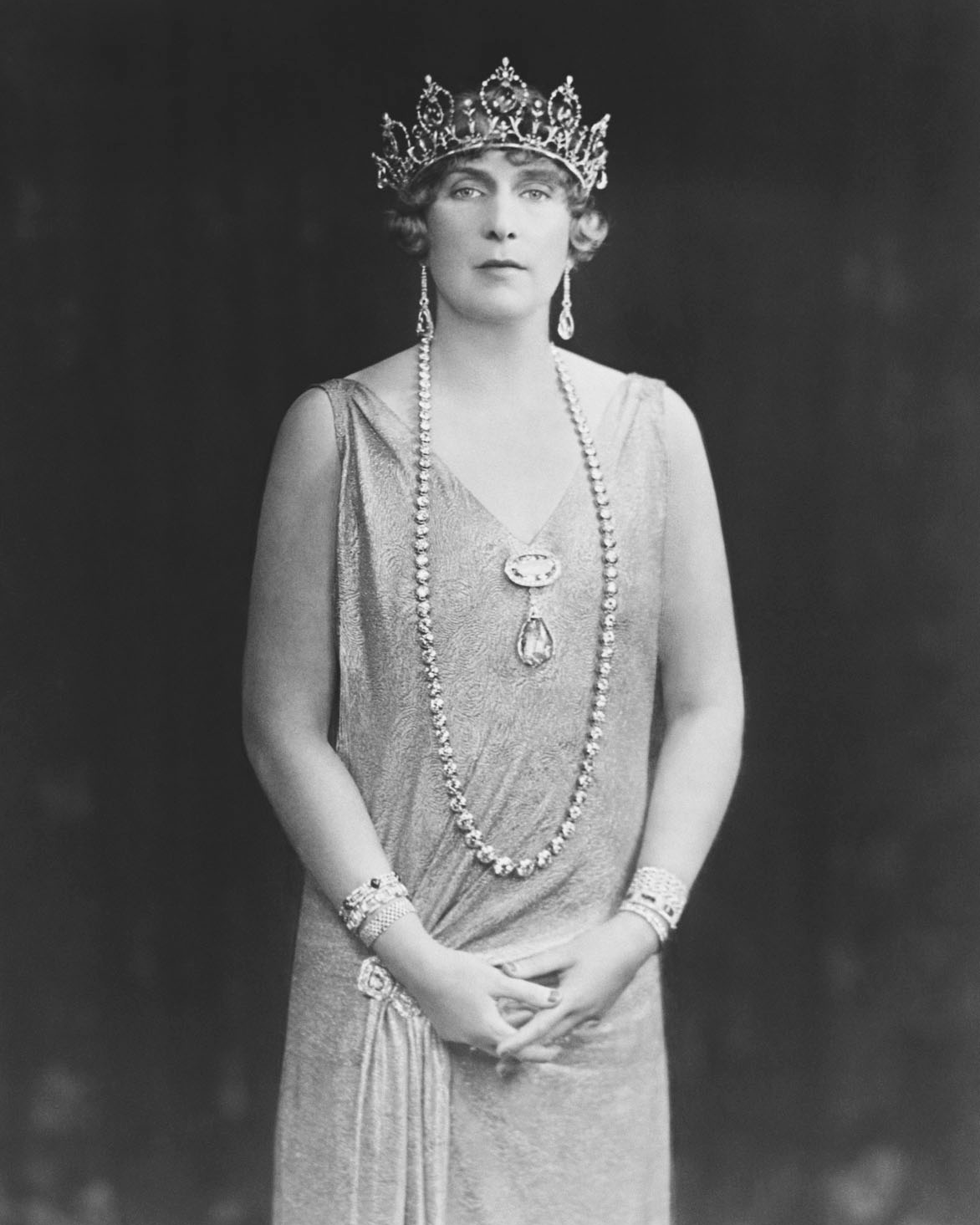 Portrait of Queen Victoria Eugenie of Spain, wearing the Diamond Chaton Necklace c. 1925 (Wikimedia Commons/Public Domain)
