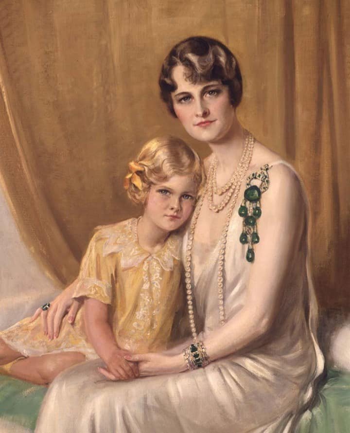 Portrait of Marjorie Merriweather Post alongside her daughter Nedenia Hutton wearing a Cartier emerald and diamond pendant brooch. (Courtesy Hillwood Estate, Museum and Gardens)