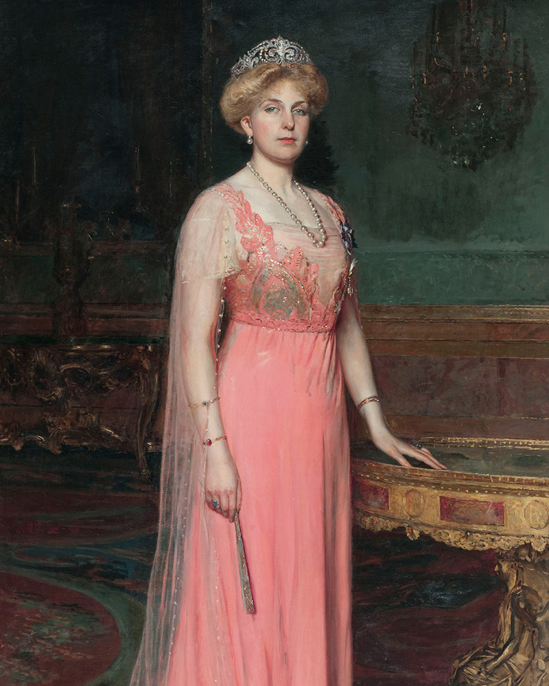 Portrait of Queen Victoria Eugenie wearing the fleurs-de-lis tiara and natural pearl necklace, by José Moreno Carbonero, 1912. (Wikimedia/Public Domain)