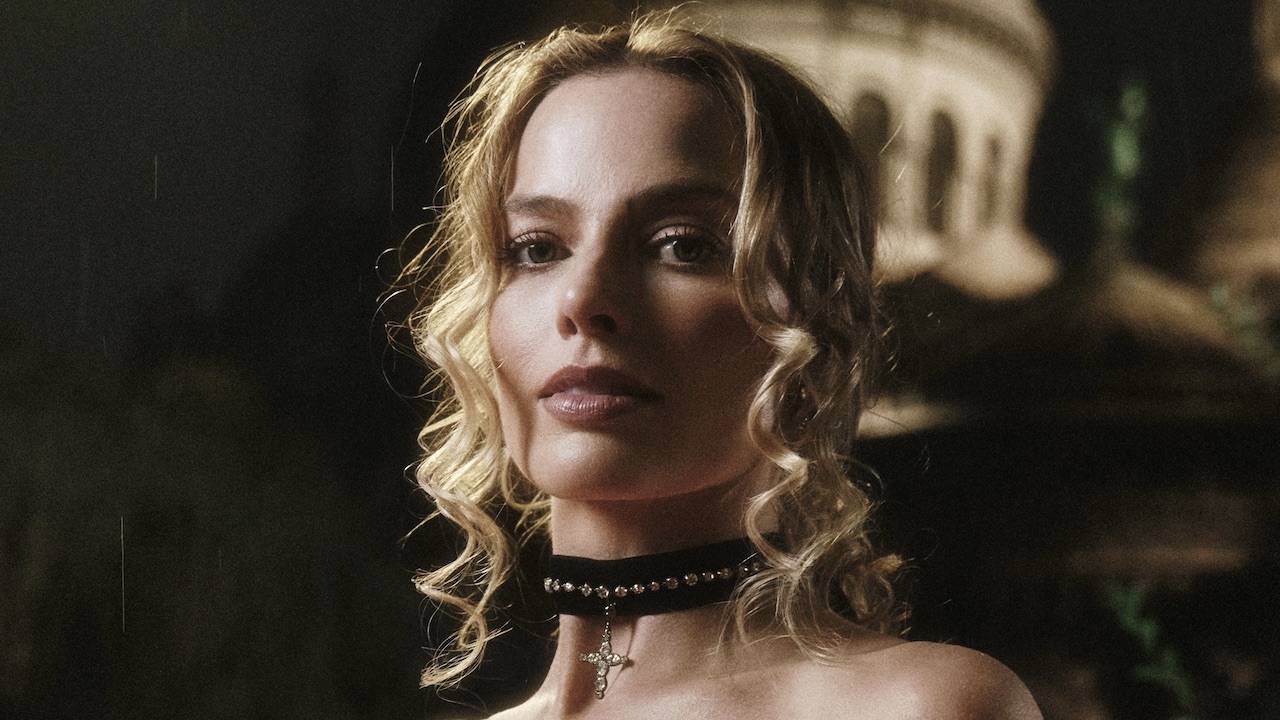 Margot Robbie wore a bespoke Jessica McCormack diamond cross necklace to the Wuthering Heights premiere in Paris, France, on February 02, 2026. (Getty Images)