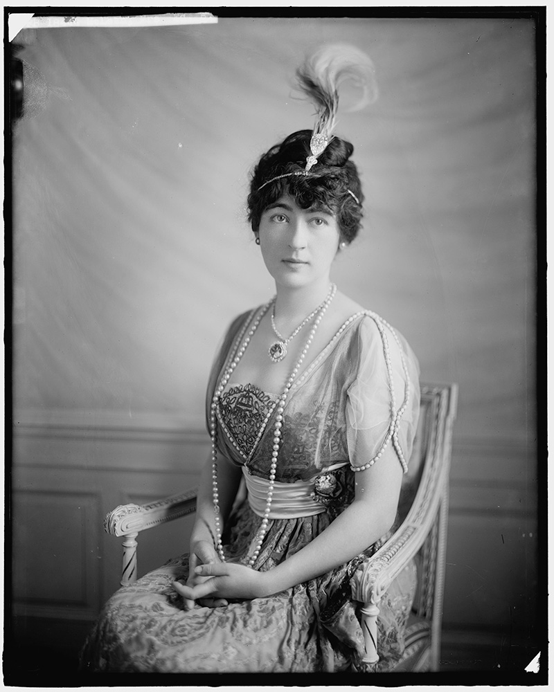 Jewelry Collectors Evalyn Walsh Mclean wearing the Hope Diamond and the Star of the East, 1914 (Wikimedia Commons/Public Domain)
