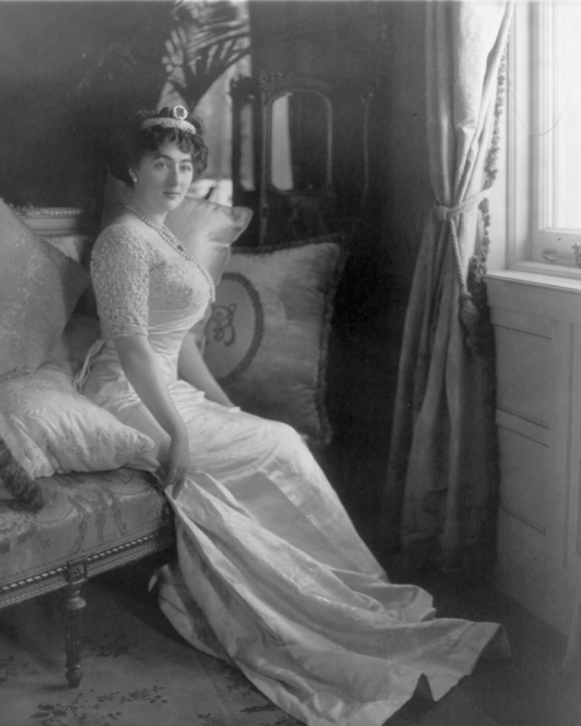 Evalyn Walsh Mclean wears the Hope Diamond as a headpiece, 1895 (Wikimedia Commons/Public Domain)