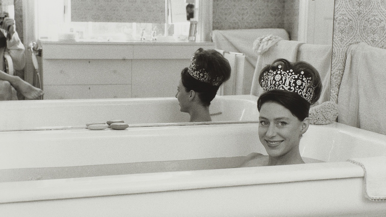 Princess margaret wears the Poltimore Tiara in the bathtub