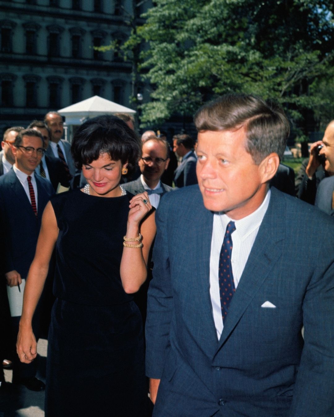 Jacqueline Kennedy wears her diamond and emerald toi et moi engagement ring alongside her husband, John F. Kennedy, in Washington, DC.