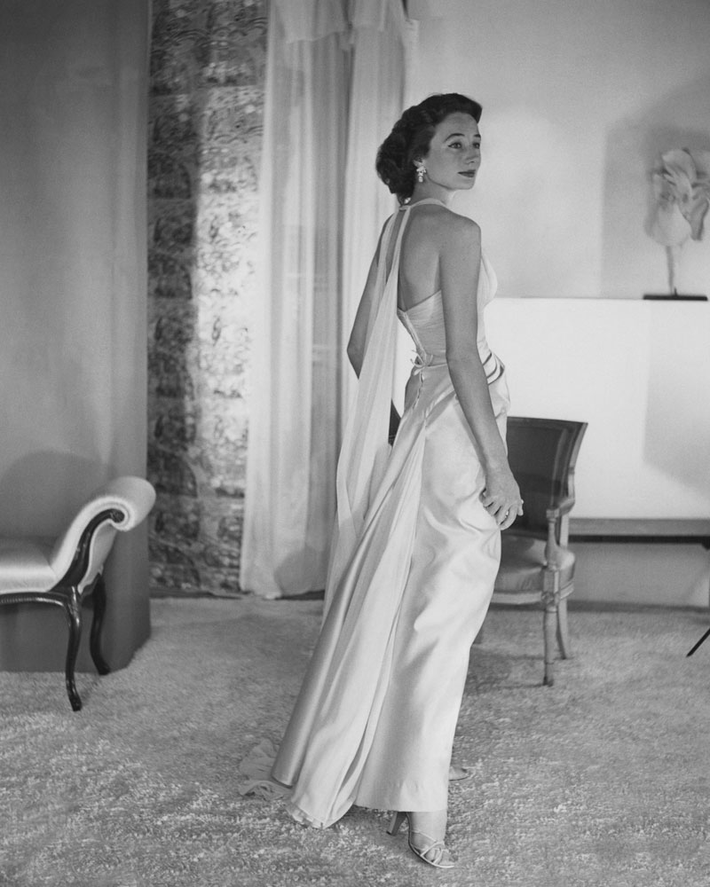 Vicomtesse Jacqueline de Ribes in Vogue magazine, 1953. (Photo by Horst P. Horst/Condé Nast via Getty Images)