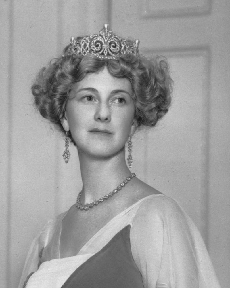 Lady Warrender wearing the Diamond Fleur-de-Lys Tiara, later owned by Jacqueline de Ribes, 1933. (Photo by Sasha/Hulton Archive/Getty Images)