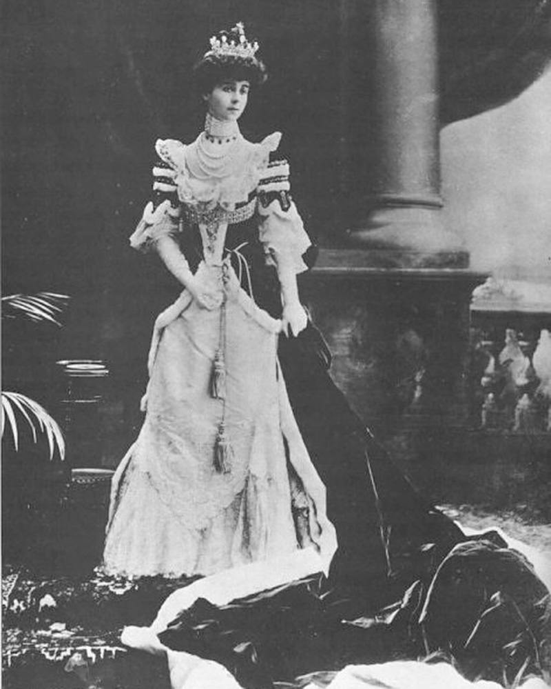 Consuelo Vanderbilt Dressed for the 1911 coronation of King George V (Wikimedia Commons/Public Domain)
