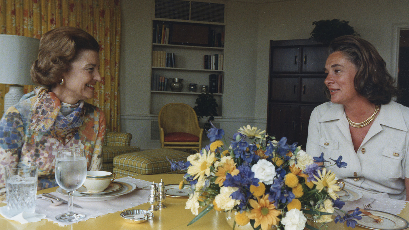 Betty Ford and Happy Rockefeller in the Solarium of the White House (Wikimedia Commons/Public Domain)