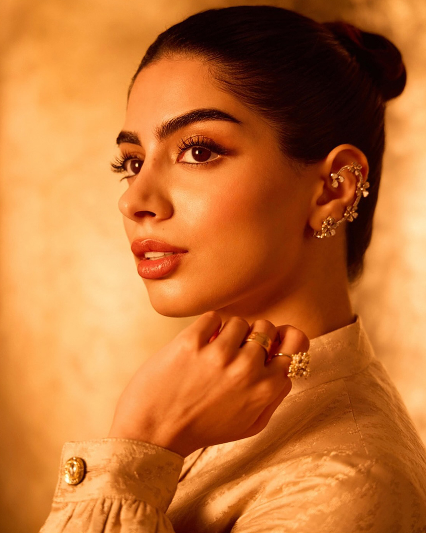 Multi-stone diamond ear cuff in layered design