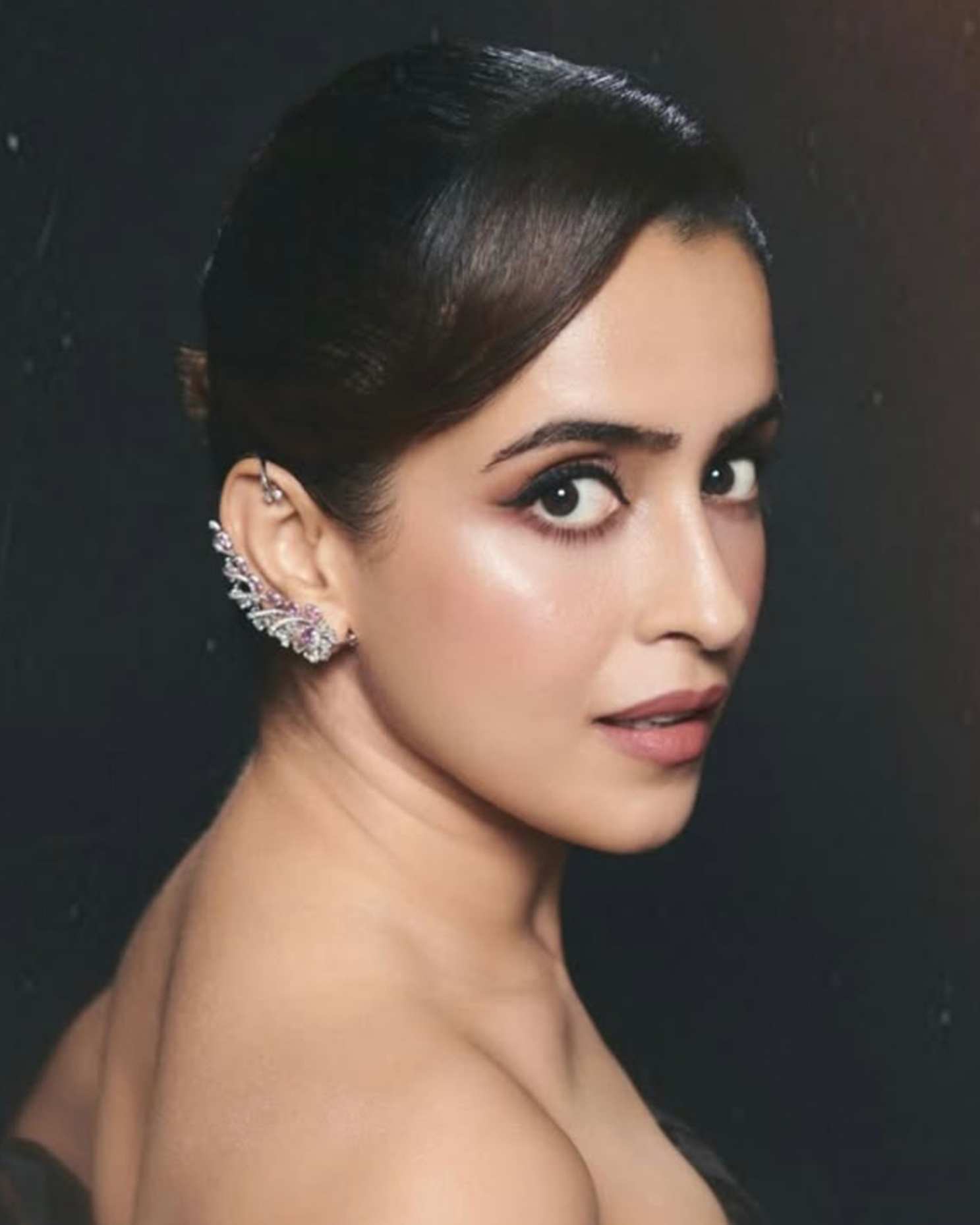 Wing-shaped diamond ear cuffs