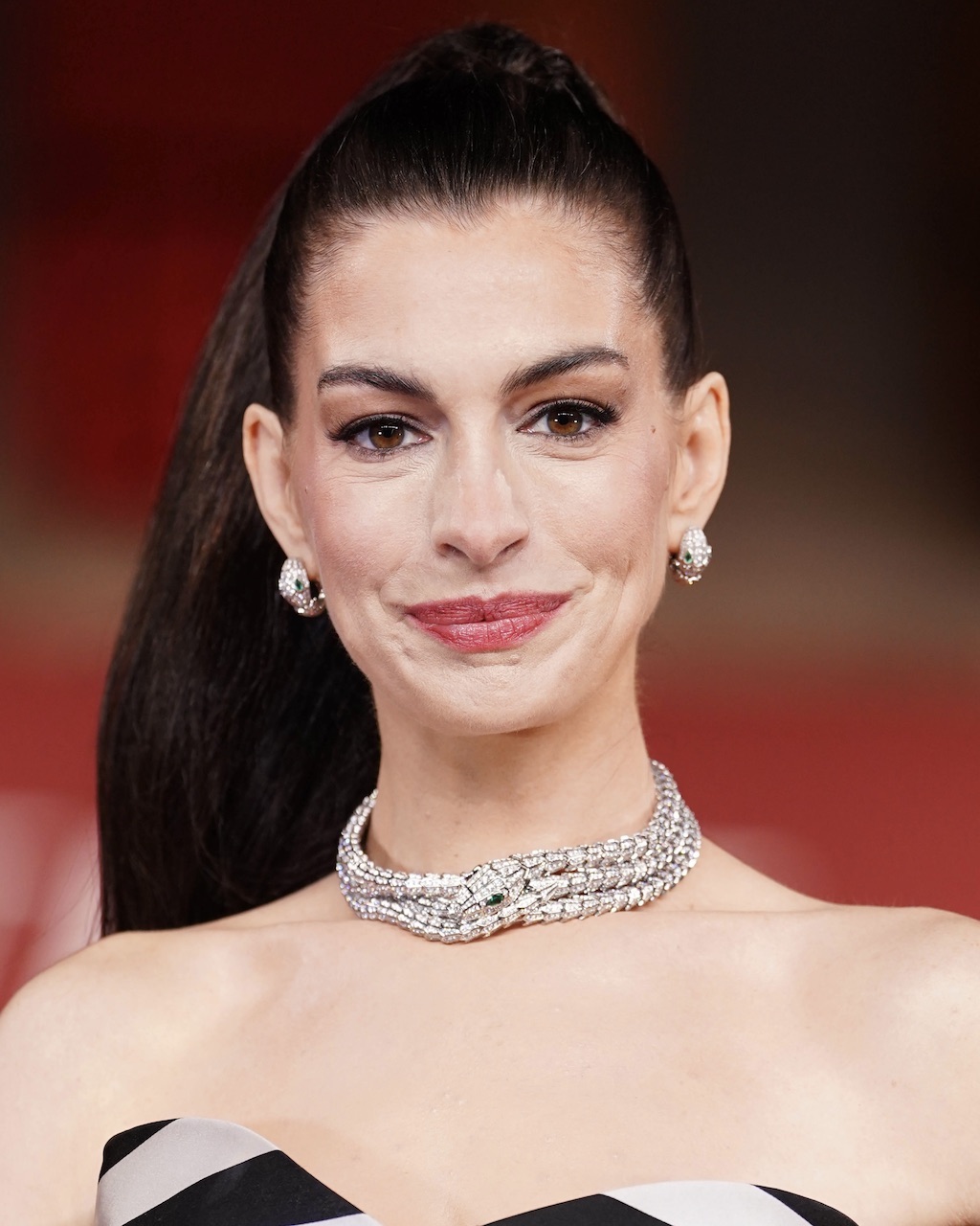 Anne Hathaway wears a diamond Bulgari Serpenti choker to the Devil Wears Prada 2 photocall at The National Gallery in central London on April 22, 2026.